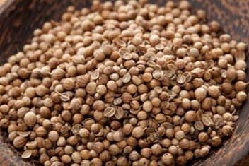 El aceite de semilla de cilantro puede calmar la piel sensible desde el interior